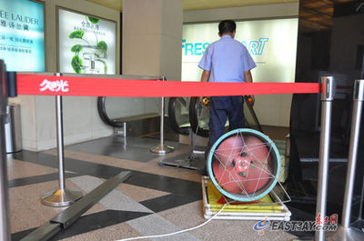 上海久光百货一自动扶梯突冒白烟[图]_新闻中心_新浪网